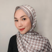 Load image into Gallery viewer, Shawl: Celine Deep Mauve
