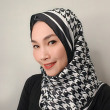 Load image into Gallery viewer, Shawl: Celine Black
